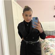 Soy una joven extrovertida, amable y responsable en mi trabajo.